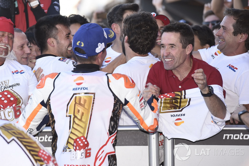 Чемпион мира гонщик команды Repsol Honda Team Марк Маркес и его отец Хулиа Маркес