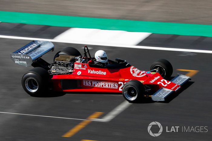 Tommy Byrne conduce un Ensign MN177