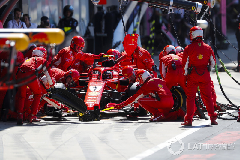 Kimi Raikkonen, Ferrari SF71H, ai box