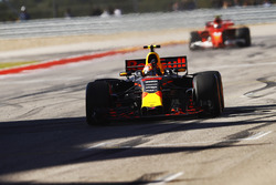 Max Verstappen, Red Bull Racing RB13, celebra al cruza la línea de meta por delante de Kimi Raikkon