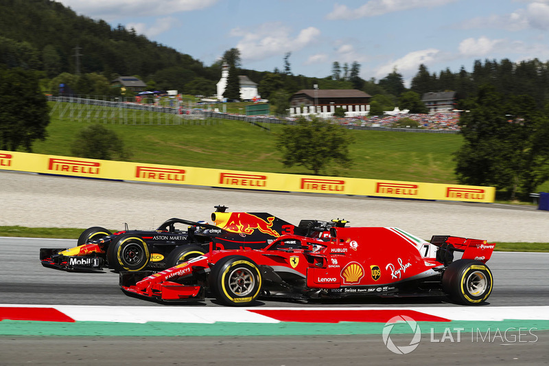 Daniel Ricciardo, Red Bull Racing RB14, lutte avec Kimi Raikkonen, Ferrari SF71H