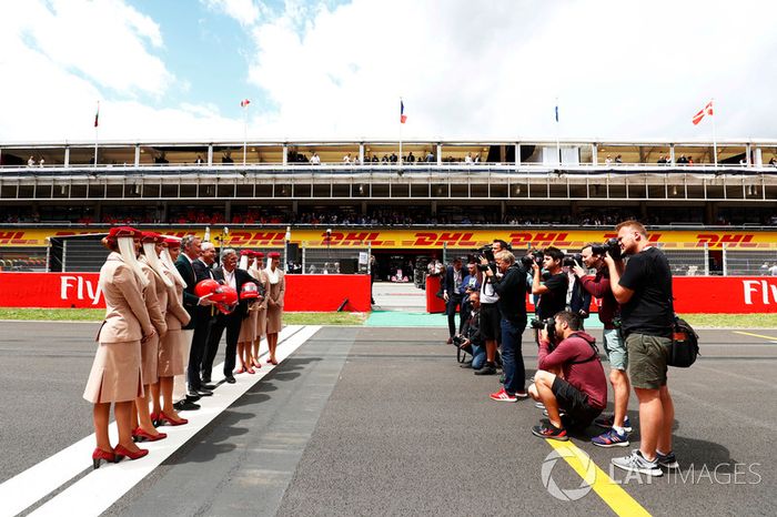 Sean Bratches, Director General de Operaciones Comerciales del Grupo de Fórmula Uno, Thierry Antinori, Vicepresidente Ejecutivo y Director Comercial de Emirates Airlines, y Chase Carey, Presidente de Fórmula Uno, se encuentran frente a fotógrafos con asist