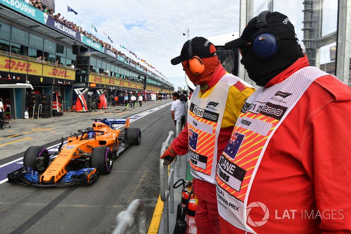 Los comisarios ven a Fernando Alonso, McLaren MCL33 en el pit lane