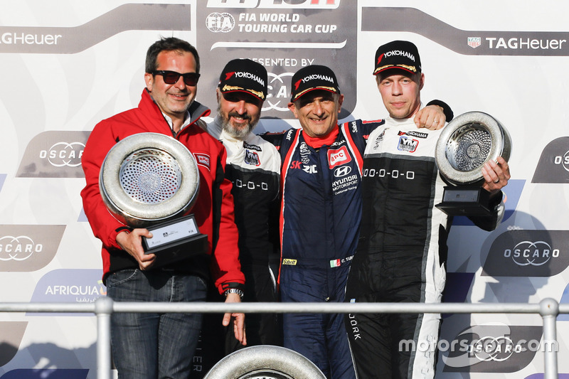 Podium: Ganador, Gabriele Tarquini, BRC Racing Team Hyundai i30 N TCR, segundo, Yvan Muller, YMR Hyundai i30 N TCR, tercero, Thed Björk, YMR Hyundai i30 N TCR