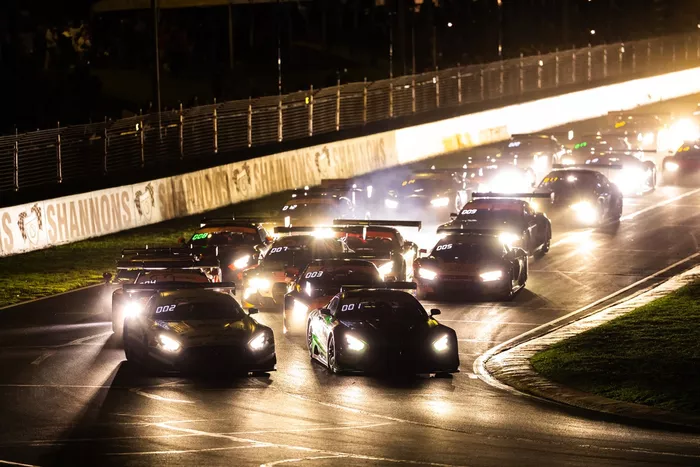 Sigue la acción por la noche