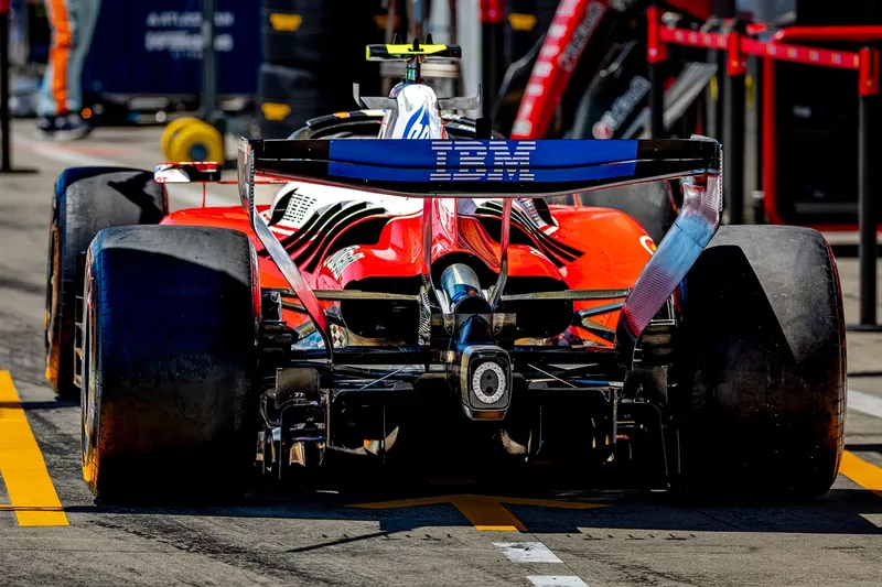 Détails techniques de l'arrière d'une Ferrari 