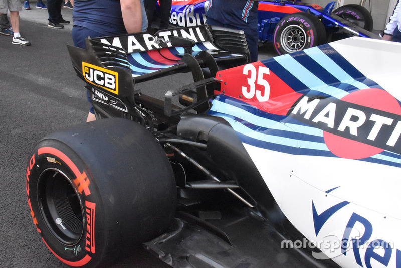 Williams burada iki parçalı T-kanat kullanıyor