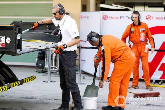 Marshals and Haas team members help return the Pietro Fittipaldi Haas F1 Team VF-18 to the pits on a truck