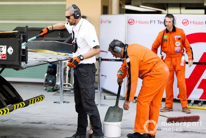 Marshals and Haas team members help return the Pietro Fittipaldi Haas F1 Team VF-18 to the pits on a truck