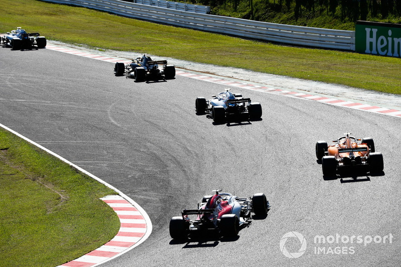 Lance Stroll, Williams FW41, leads Nico Hulkenberg, Renault Sport F1 Team R.S. 18, Sergey Sirotkin, Williams FW41, Stoffel Vandoorne, McLaren MCL33, and Marcus Ericsson, Sauber C37