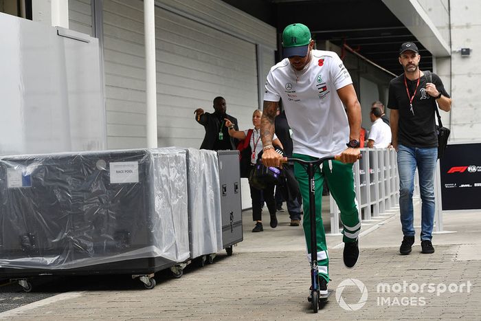 Lewis Hamilton, Mercedes AMG F1 en un scooter