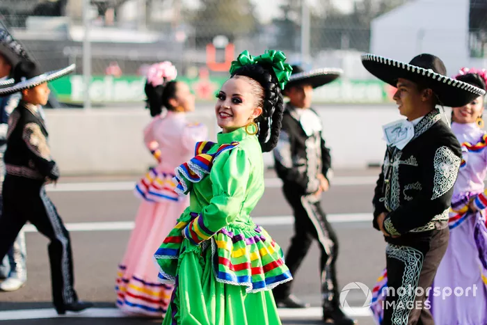 Mexican dancers in the pit lane