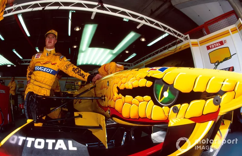 ラルフ・シューマッハ（GER）、ジョーダン197とピットでのシャークノーズ・ジョーダン
1997年6月29日、F1世界選手権第8戦フランスGP、マニクール（フランス）。
