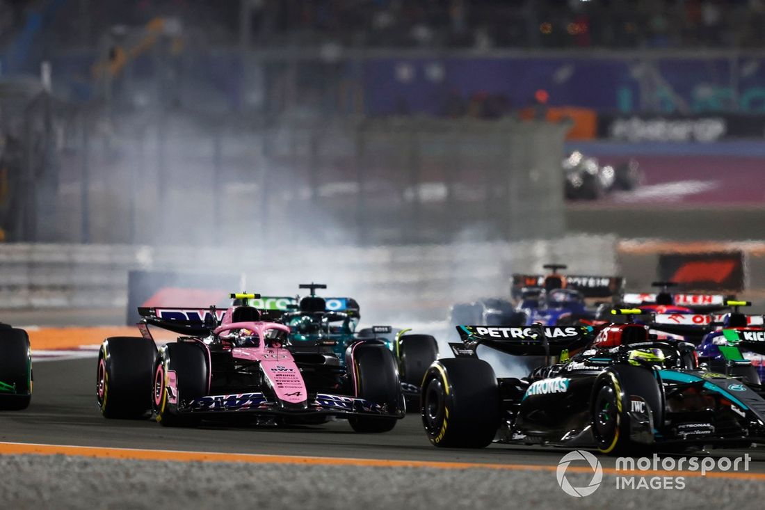 Lewis Hamilton, Mercedes F1 W15, Pierre Gasly, Alpine A524, Lance Stroll, Aston Martin AMR24, o resto do pelotão na primeira volta