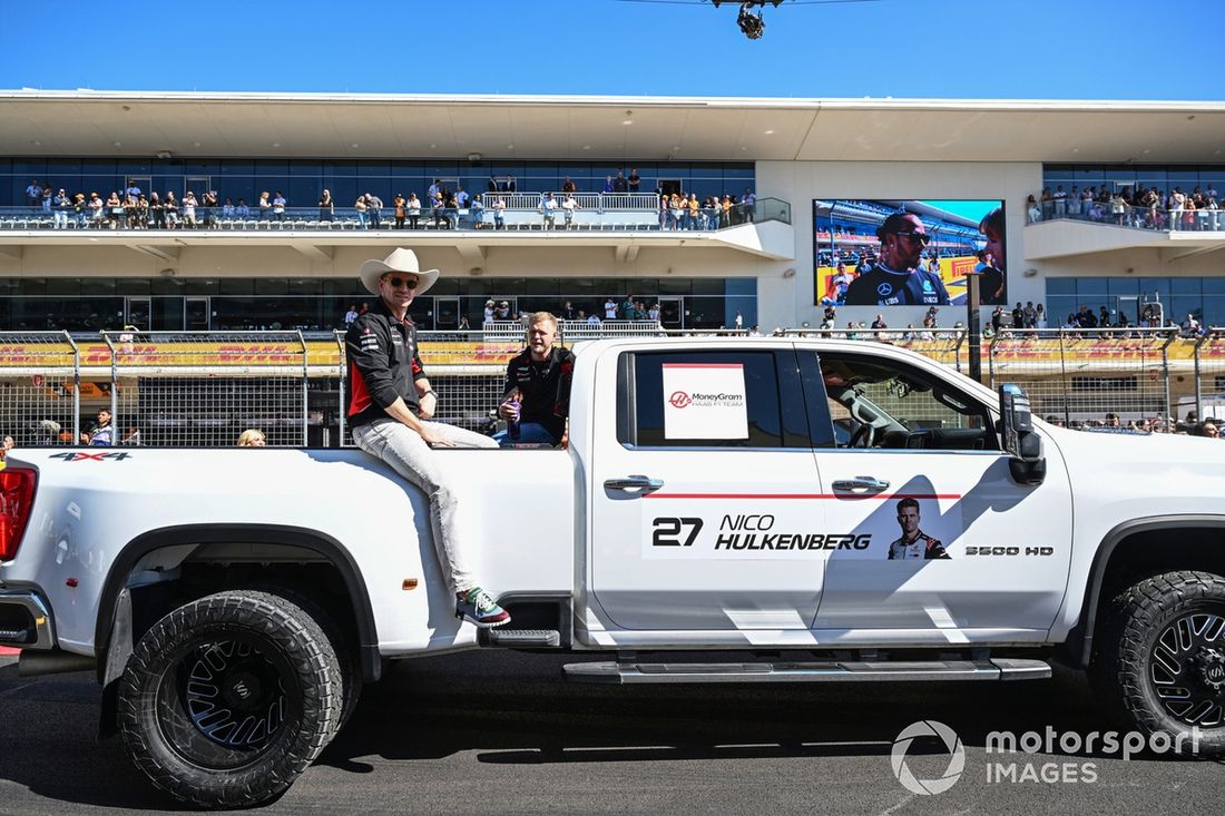 Nico Hulkenberg, Haas F1 Team, Kevin Magnussen, Haas F1 Team, antes da parada dos pilotos 