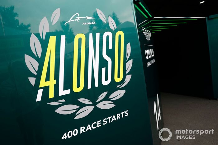 Fernando Alonso, Aston Martin F1 Team 400 carreras bandera en el garaje