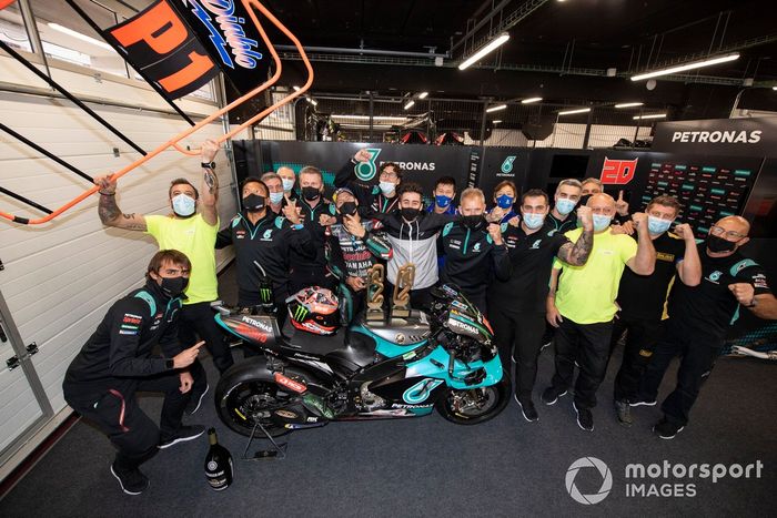 Ganador Fabio Quartararo, Petronas Yamaha SRT celebra con el Petronas Yamaha SIC team
