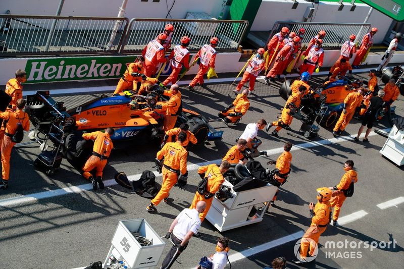 Lando Norris, McLaren MCL35 en pits