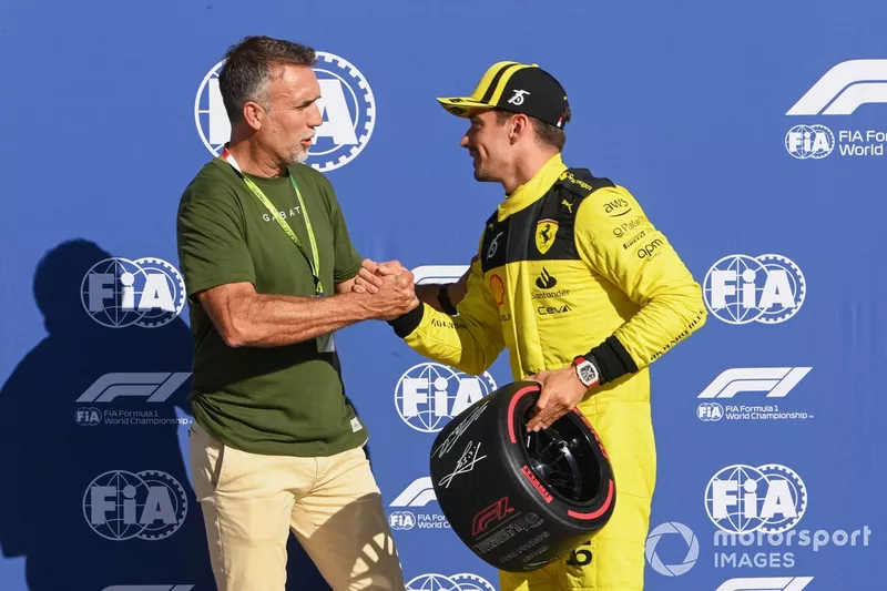 Il poleman Charles Leclerc, Ferrari, riceve il premio Pirelli Pole position dall'ex calciatore Gabriel Batistuta
