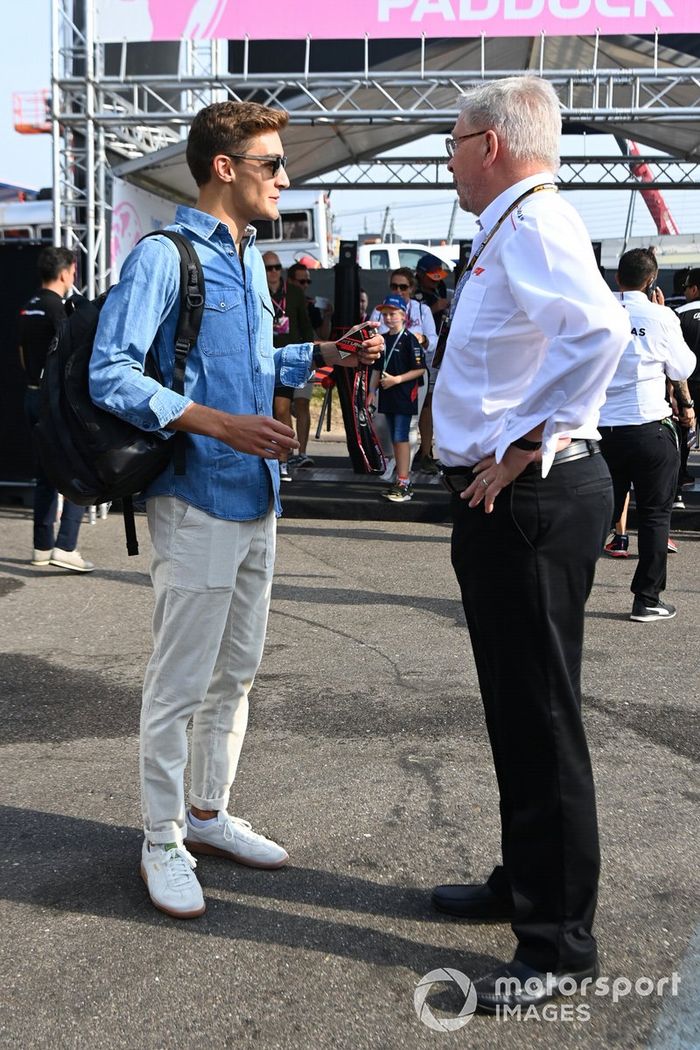 George Russell, de Mercedes-AMG, habla con Ross Brawn, Director General de Motorsports, FOM