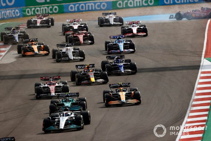 George Russell, Mercedes W13, Sebastian Vettel, Aston Martin AMR22, Lando Norris, McLaren MCL36, Valtteri Bottas, Alfa Romeo C42, el resto de los participantes mientras Carlos Sainz, Ferrari F1-75, hace un trompo en la primera vuelta