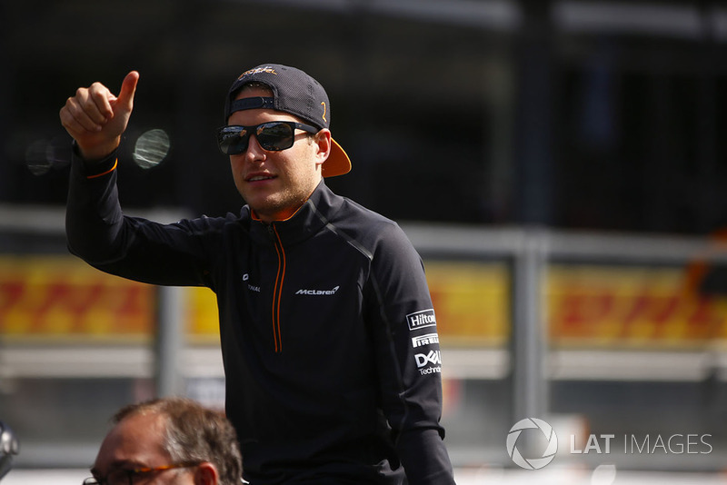 Stoffel Vandoorne, McLaren, en un Triumph