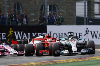 Льюіс Хемілтон, Mercedes AMG F1 W09, лідирує на старті