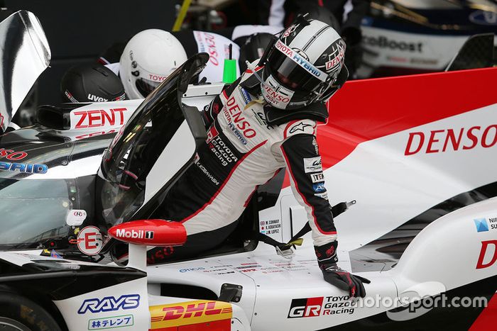 #7 Toyota Gazoo Racing Toyota TS050: Kamui Kobayashi, in the pits