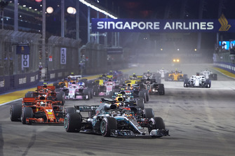 Lewis Hamilton, Mercedes AMG F1 W09 EQ Power+, devant Sebastian Vettel, Ferrari SF71H, Max Verstappen, Red Bull Racing RB14, Valtteri Bottas, Mercedes AMG F1 W09 EQ Power+, Daniel Ricciardo, Red Bull Racing RB14, Kimi Raikkonen, Ferrari SF71H, et le reste du peloton au départ