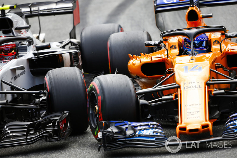 Kevin Magnussen, Haas F1 Team VF-18, y Fernando Alonso, McLaren MCL33, batallan en Monza