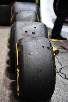 Des pneus Pirelli usés