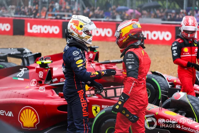 El ganador de la pole, Carlos Sainz, de Ferrari, es felicitado por Max Verstappen, de Red Bull Racing