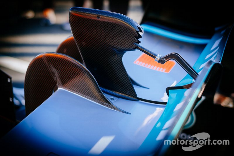 Mercedes AMG F1 W10, detalhe do comando DRS modificado