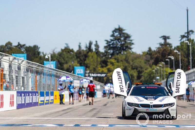 La Qualcomm BMW i8 Safety car, in griglia di partenza