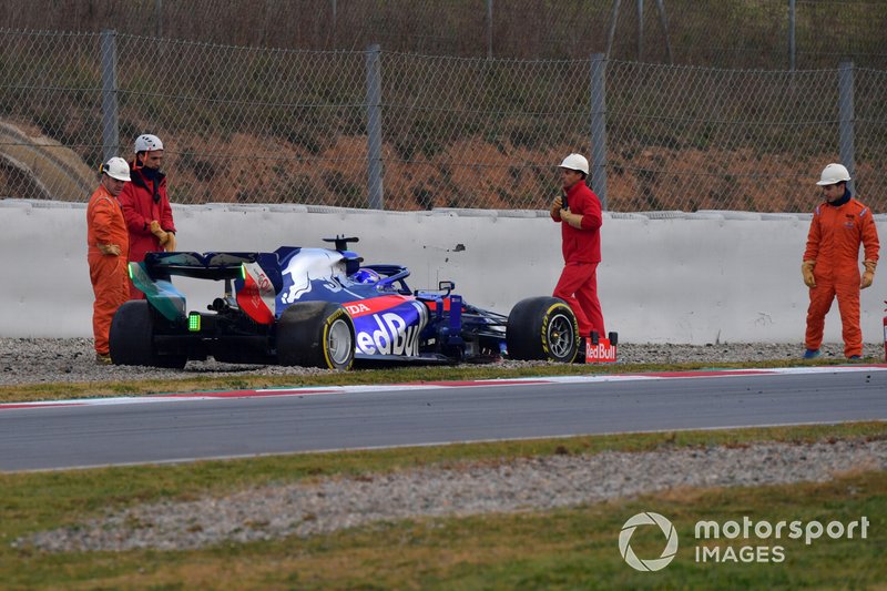 Alex Albon, Scuderia Toro Rosso STR14 stops on track after spinning