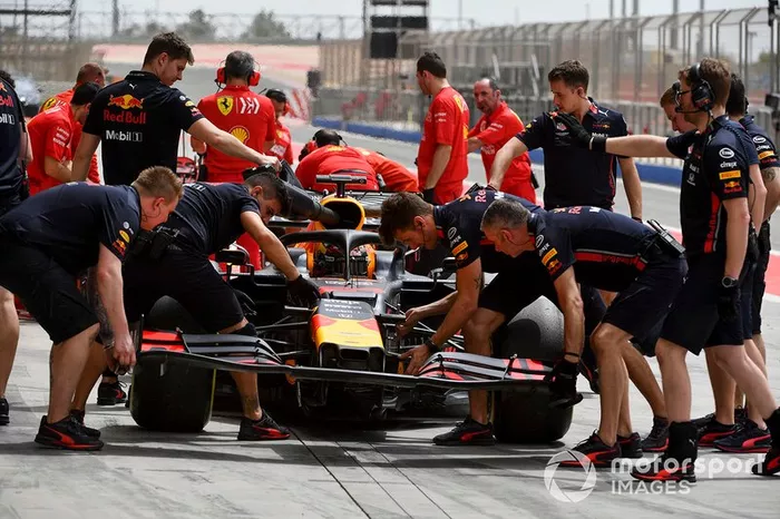 Los miembros del equipo Red Bull Racing cambian la parte delantera de Dan Ticktum, Red Bull Racing RB15
