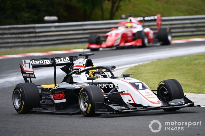 Theo Pourchaire, ART Grand Prix por delante de Oscar Piastri, Prema Racing 