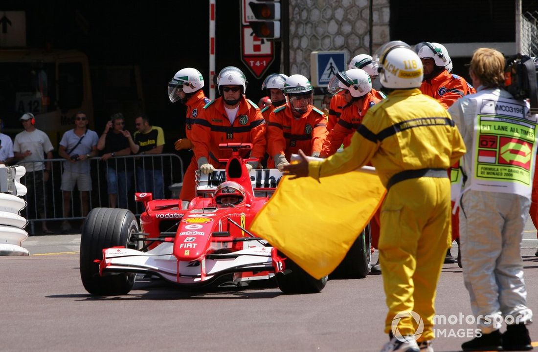 2006: Michael Schumacher recibió una penalización en Mónaco por su 'maniobra de aparcamiento' durante el final de la clasificación en la Rascasse, y tuvo que salir desde el final de la parrilla.