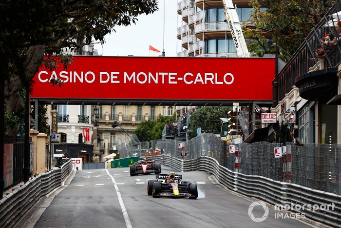 Sergio Pérez, Red Bull Racing RB18, Carlos Sainz, Ferrari F1-75