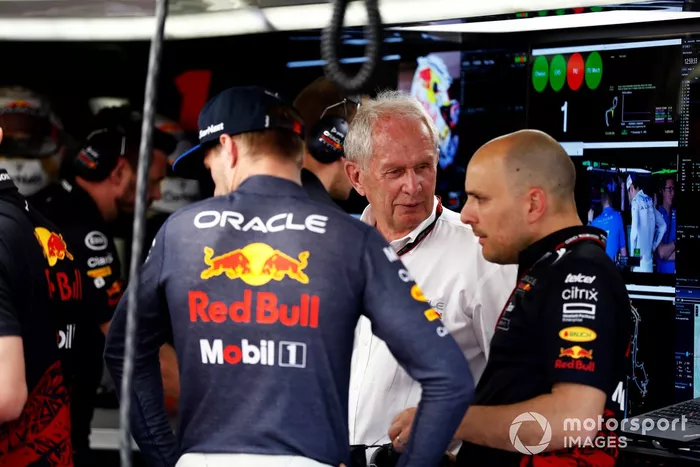 Max Verstappen, Red Bull Racing, Helmut Marko, asesor de Red Bull Racing, con un ingeniero en el garaje