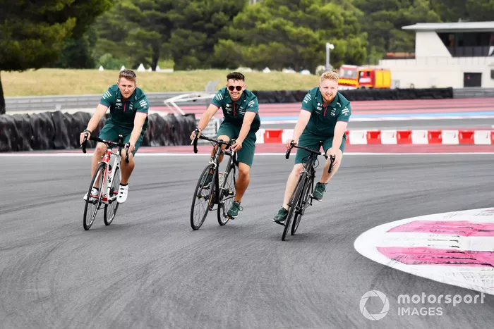 Miembros de Aston Martin en bici