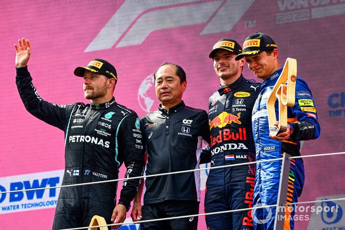 Podio: segundo lugar Valtteri Bottas, Mercedes, Toyoharu Tanabe, Director técnico F1 Honda, ganador Max Verstappen, Red Bull Racing , tercer lugar Lando Norris, McLaren