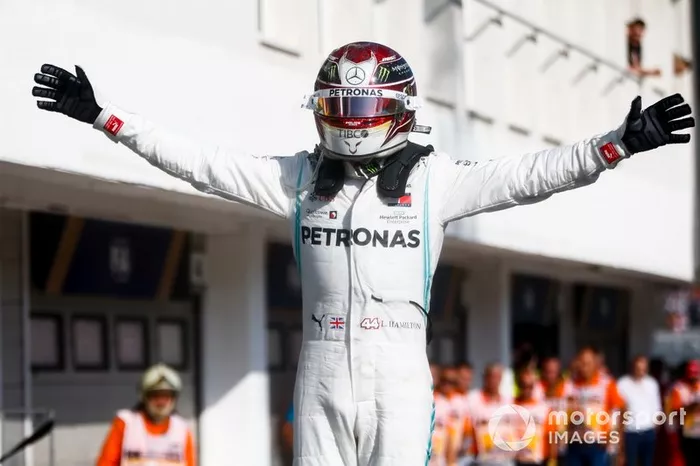 Mercedes: Lewis Hamilton - Confirmado
