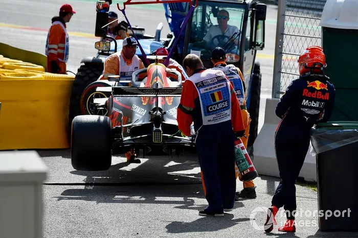 Max Verstappen, Red Bull Racing, observa cómo los marshals retiran su coche del circuito