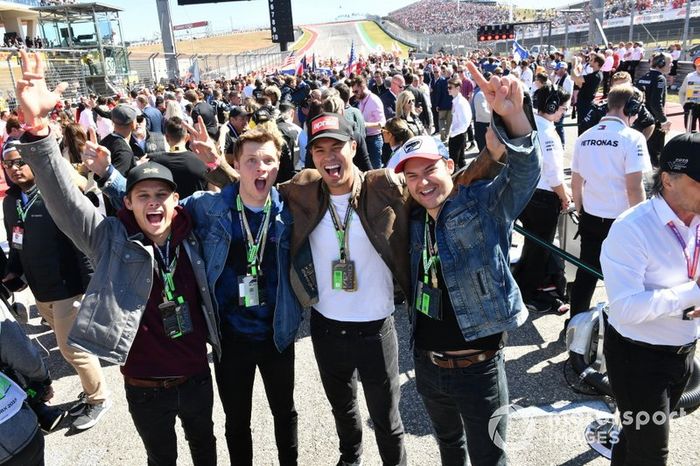 El elenco de la serie 13 Reasons Why, los actores Timothy Granaderos, Tyler Barnhard, Ross Butler y Justin Prentice, en la parrilla.