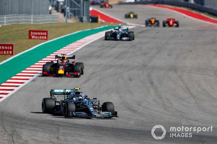 Valtteri Bottas, Mercedes AMG W10, lidera Max Verstappen, Red Bull Racing RB15 y Lewis Hamilton, Mercedes AMG F1 W10 