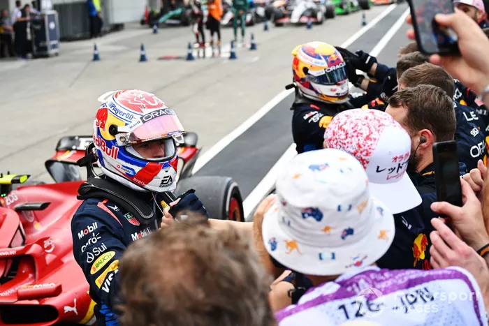 Max Verstappen, Red Bull Racing, 1ère position, célèbre avec son équipe au Parc Ferme. 
