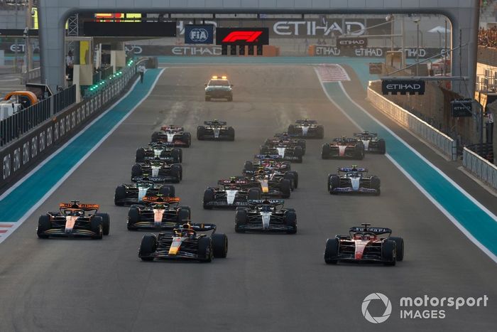 Max Verstappen, Red Bull Racing RB19, Charles Leclerc, Ferrari SF-23, Oscar Piastri, McLaren MCL60, Lando Norris, McLaren MCL60, George Russell, Mercedes F1 W14, el resto de la parrilla en la salida.