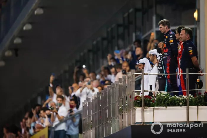 Podio: segundo lugar Lewis Hamilton, Mercedes, ganador y campeón del mundo Max Verstappen, Red Bull Racing, tercer lugar Carlos Sainz Jr., Ferrari