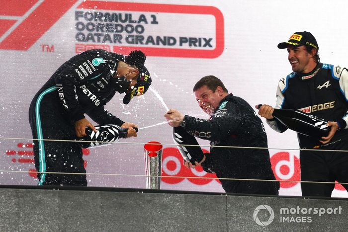 El delegado de Mercedes, Fernando Alonso, Alpine F1, y Lewis Hamilton, Mercedes, en el podio